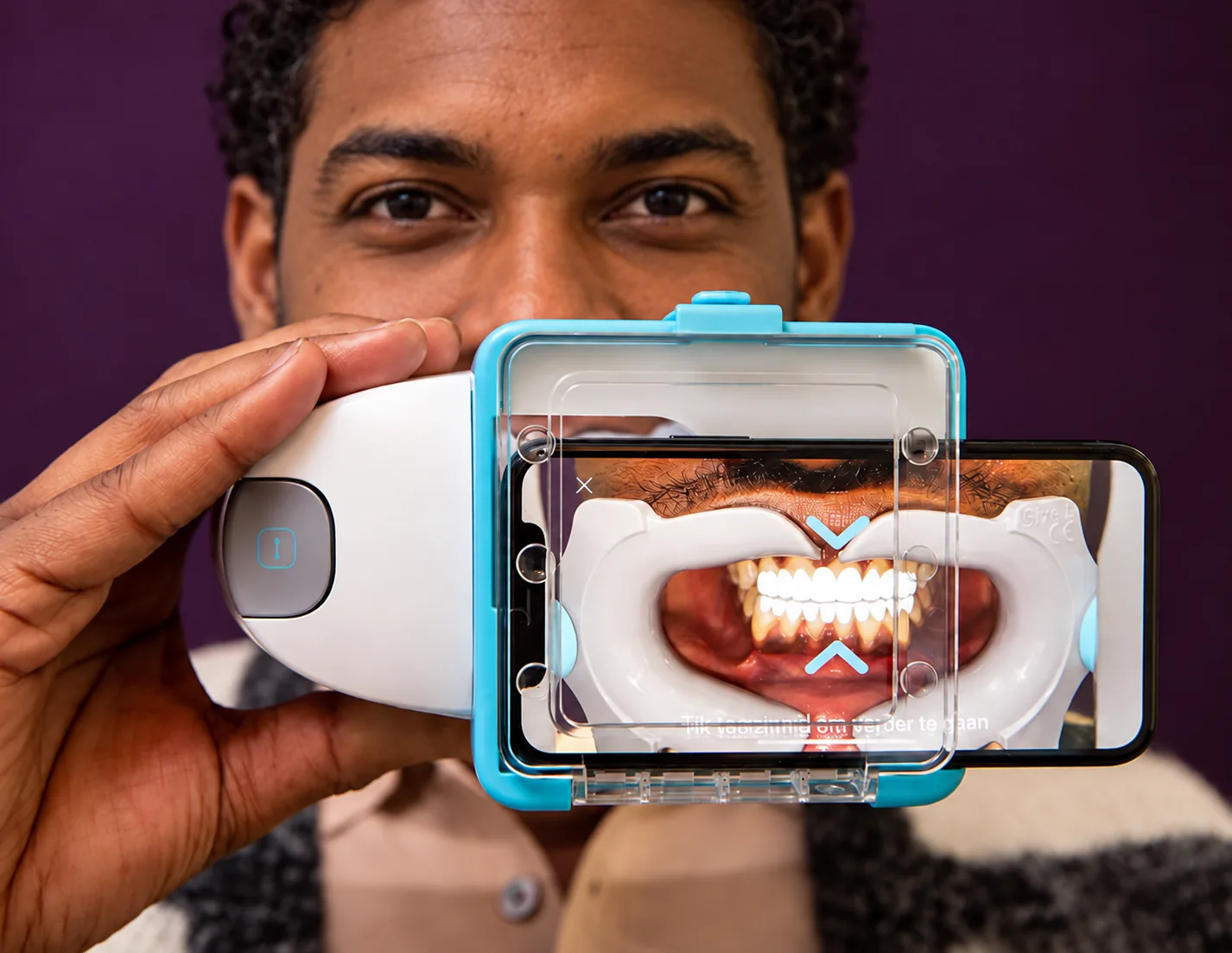 Suivi digital orthodontie : patient réalisant un scan Dental Monitoring avec son smartphone, orthodontiste La Possession